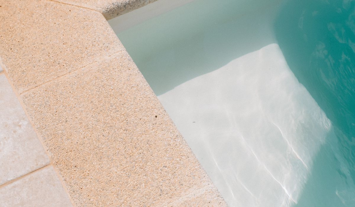 Surface en fibre de verre lisse et bord de piscine